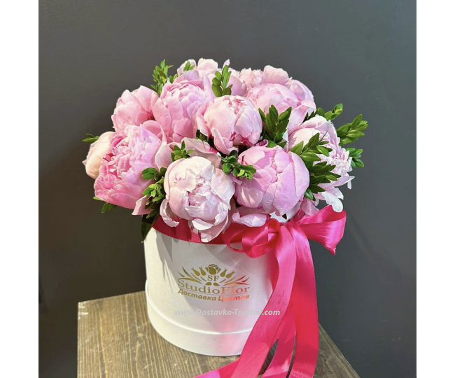 Pink bouquets Peonies in a hatbox "Freshness"