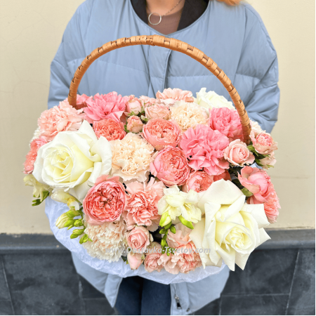 #19 Lush basket in pink tones with peony roses