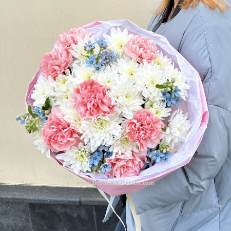 #15 Lush bouquet with forget-me-nots and pink dianthus