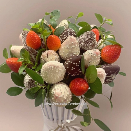 Bouquet of strawberries in chocolate