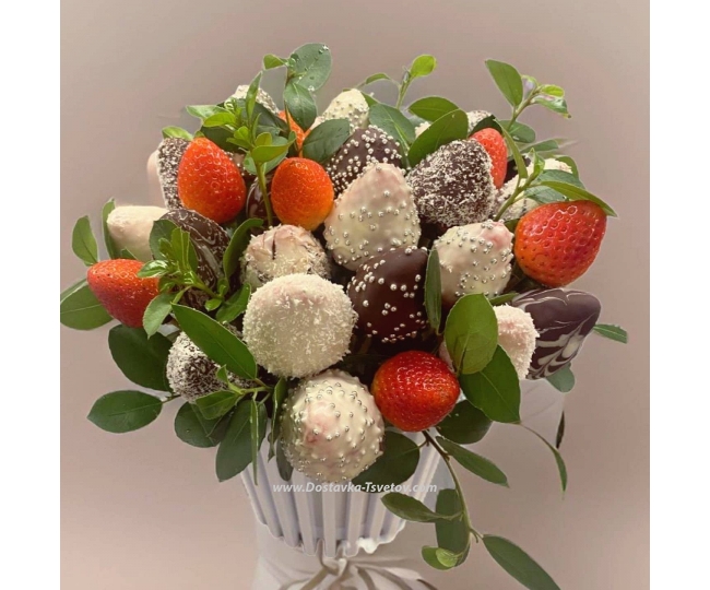 Edible Arrangements Bouquet of strawberries in chocolate