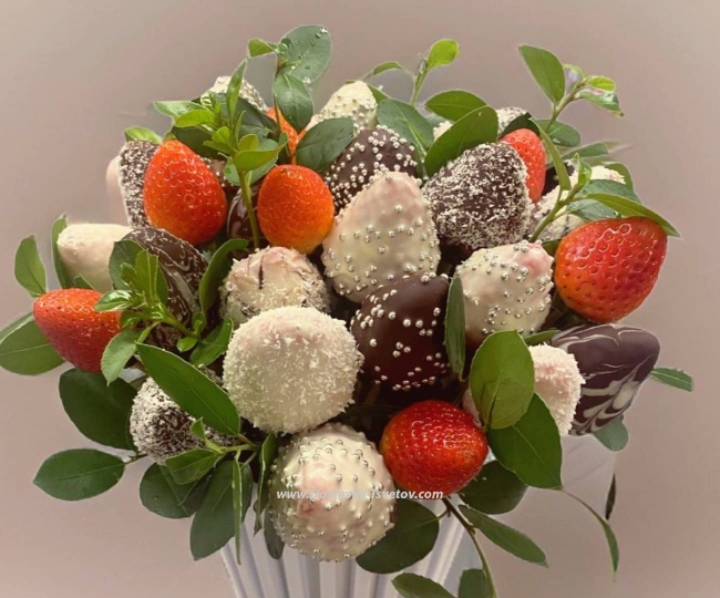 Edible Arrangements Bouquet of strawberries in chocolate