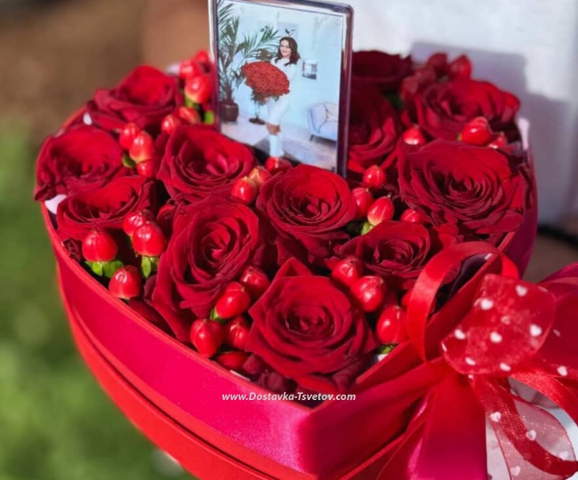In the box Your photo in a heart of roses
