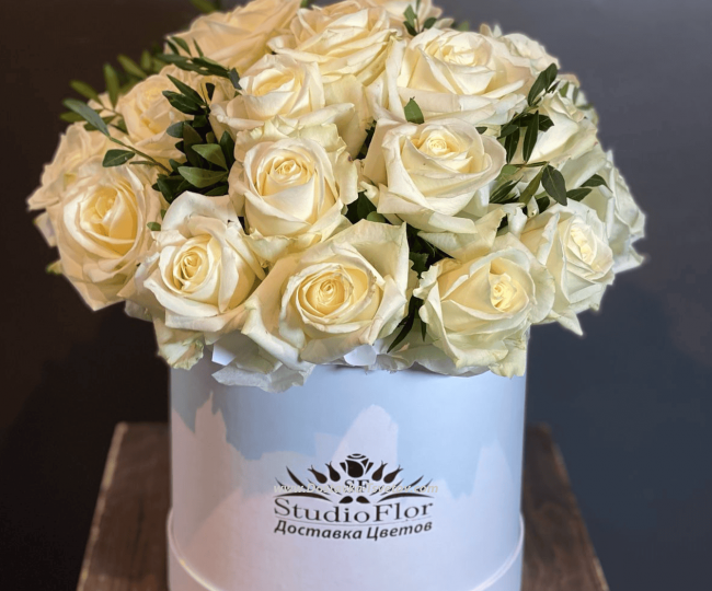 Flowers White roses in a hatbox "Gerda"