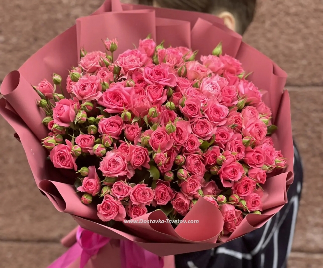 Roses A colorful bouquet of spray roses, "Bonfire of Desires"