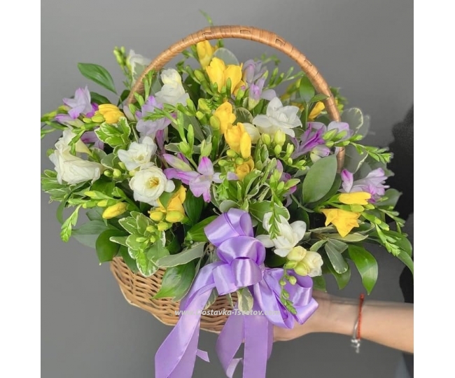 In the basket Basket with freesias "Adagio"
