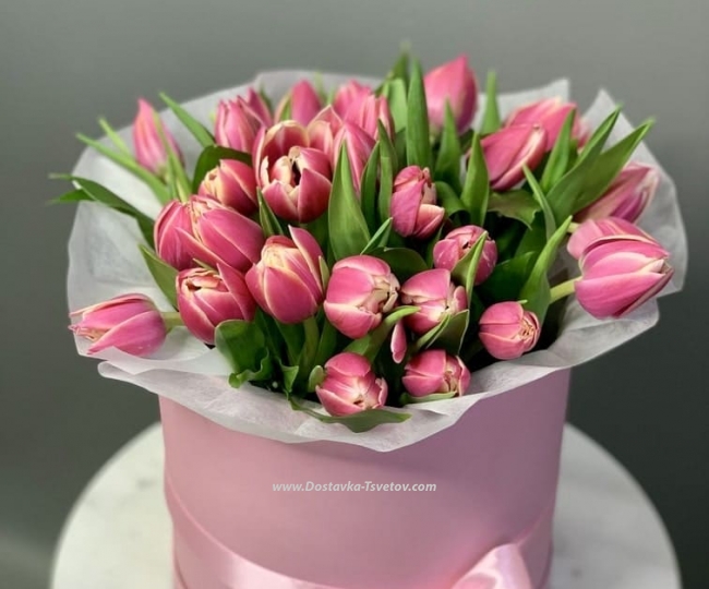 Flowers Bouquet of tulips in a hatbox "Eleanor"