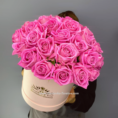 A box of pink roses "Comme il Faut"