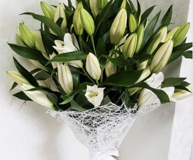 21 lilies in the bouquet "Veronica" - photo #5