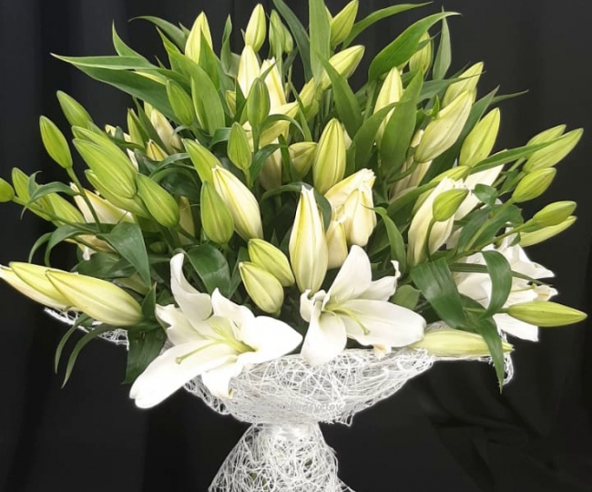 21 lilies in the bouquet "Veronica" - photo #2