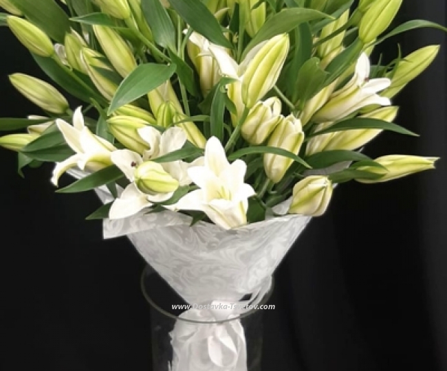 21 lilies in the bouquet "Veronica" - photo #4