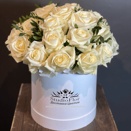 White roses in a hatbox "Gerda"