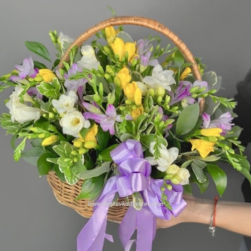 Basket with freesias "Adagio"